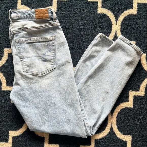 American Eagle Mom Jean – Light Wash – Size 4 Regular - Picture 4 of 7